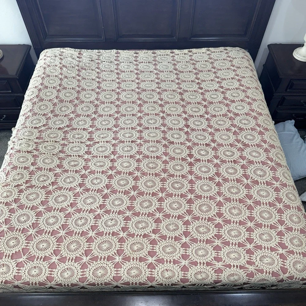 Hand Crocheted‎ Lace Bedspread Queen Neutral Scallop Blanket Vtg Handmade Beige